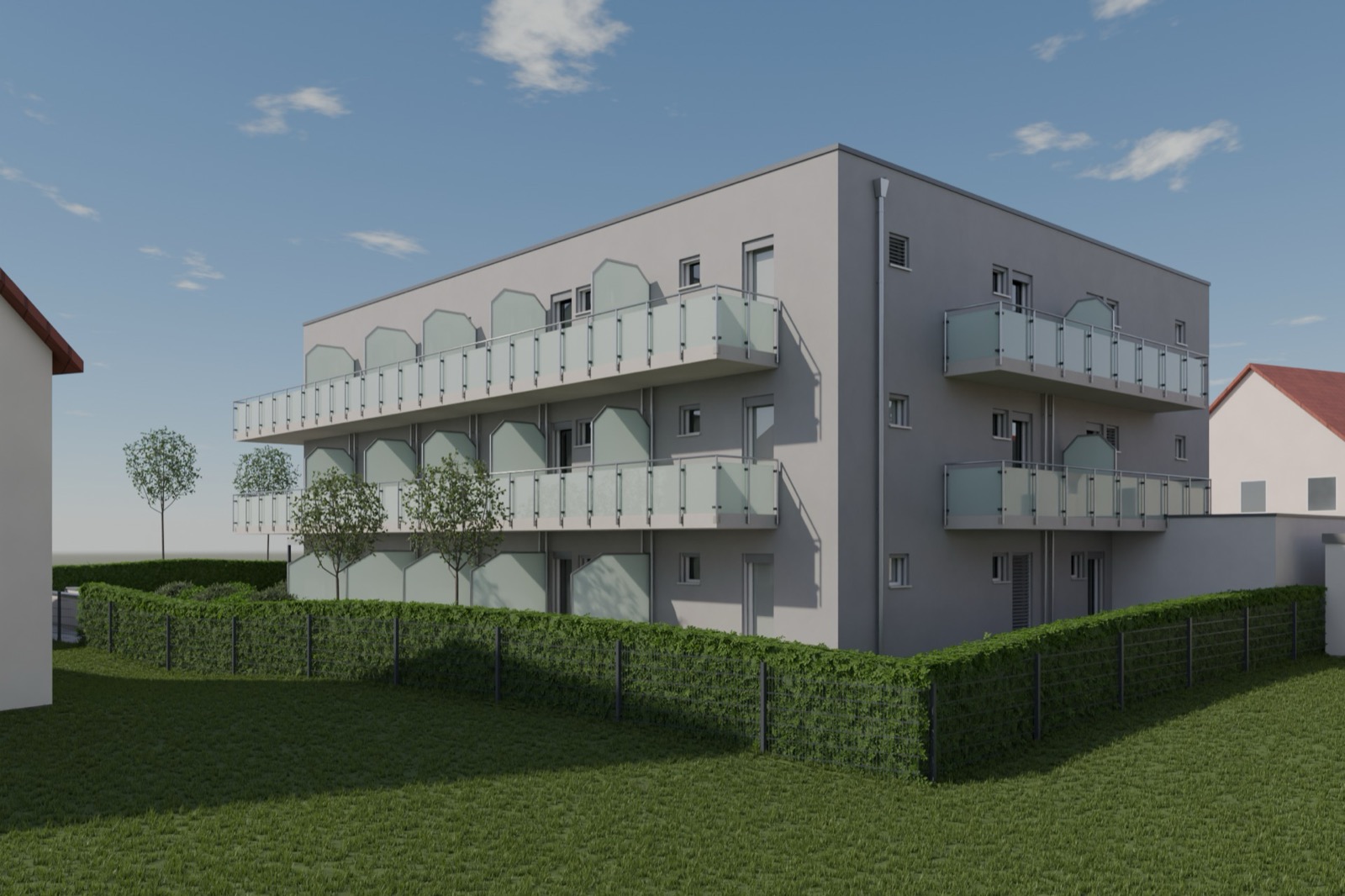 Ansicht von Südosten: Ostbalkone, Einhausung des Pkw-Lifts, Garten mit Bäumen, Hecke und Einfriedung